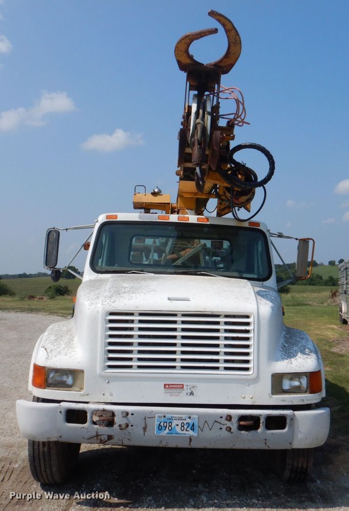 image for item DL0533 1996 International 4700  digger derrick truck