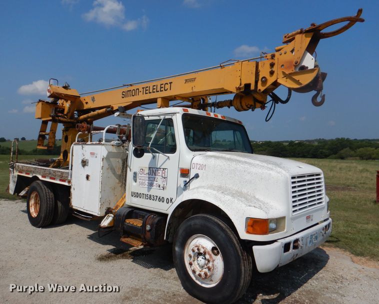 image for item DL0533 1996 International 4700  digger derrick truck