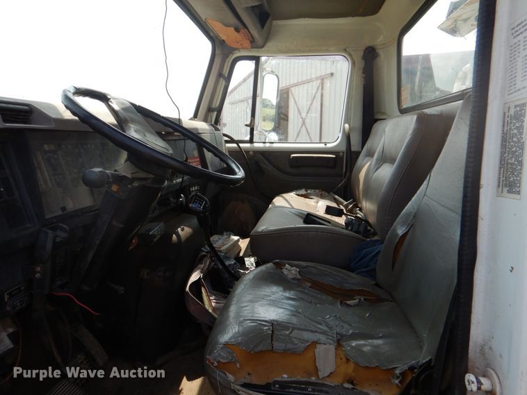 image for item DL0533 1996 International 4700  digger derrick truck