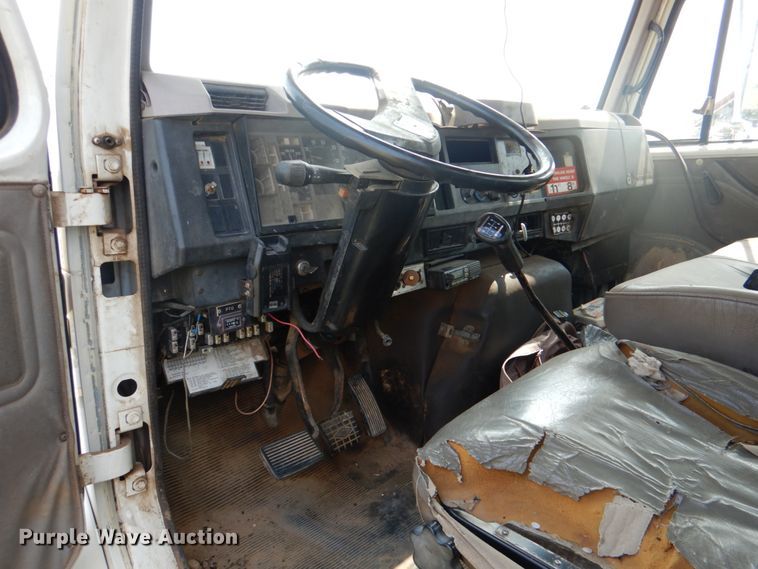 image for item DL0533 1996 International 4700  digger derrick truck