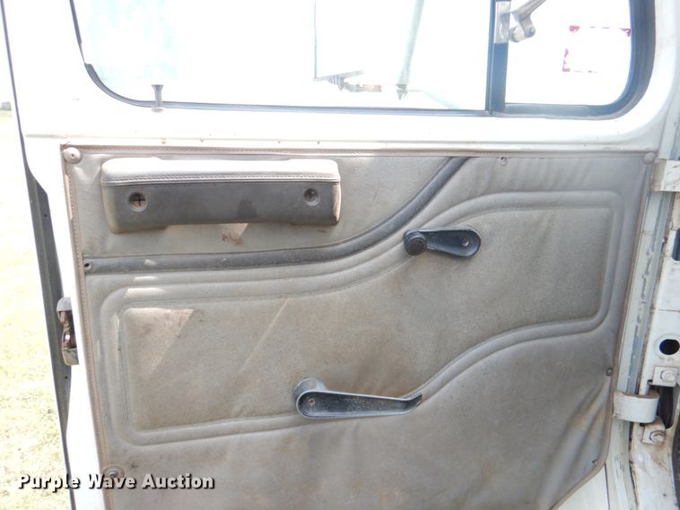 image for item DL0533 1996 International 4700  digger derrick truck