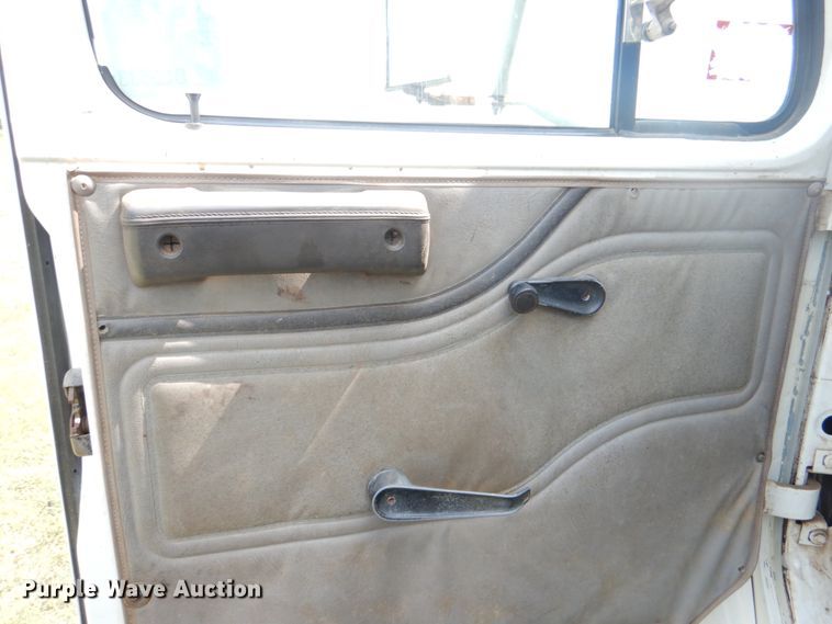 image for item DL0533 1996 International 4700  digger derrick truck