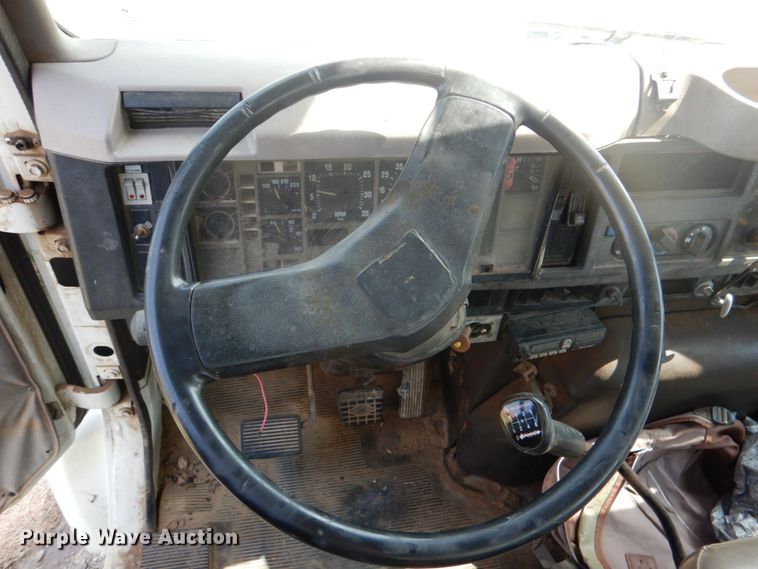 image for item DL0533 1996 International 4700  digger derrick truck