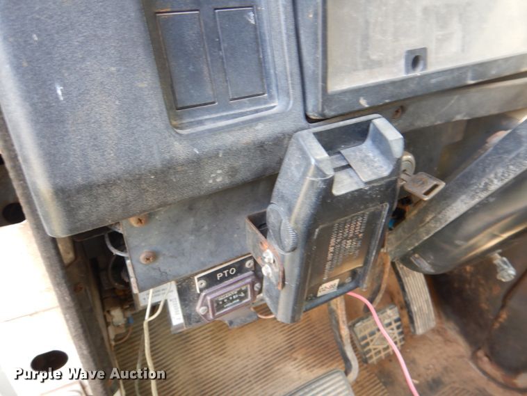 image for item DL0533 1996 International 4700  digger derrick truck