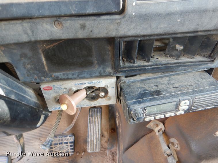 image for item DL0533 1996 International 4700  digger derrick truck