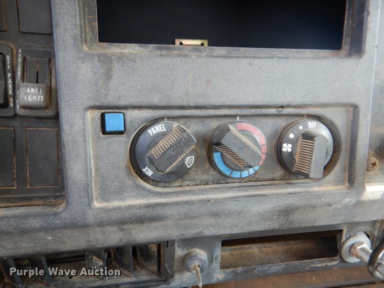 image for item DL0533 1996 International 4700  digger derrick truck