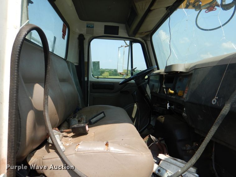 image for item DL0533 1996 International 4700  digger derrick truck