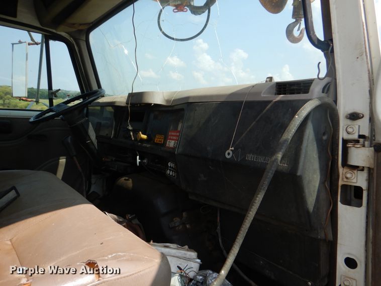 image for item DL0533 1996 International 4700  digger derrick truck