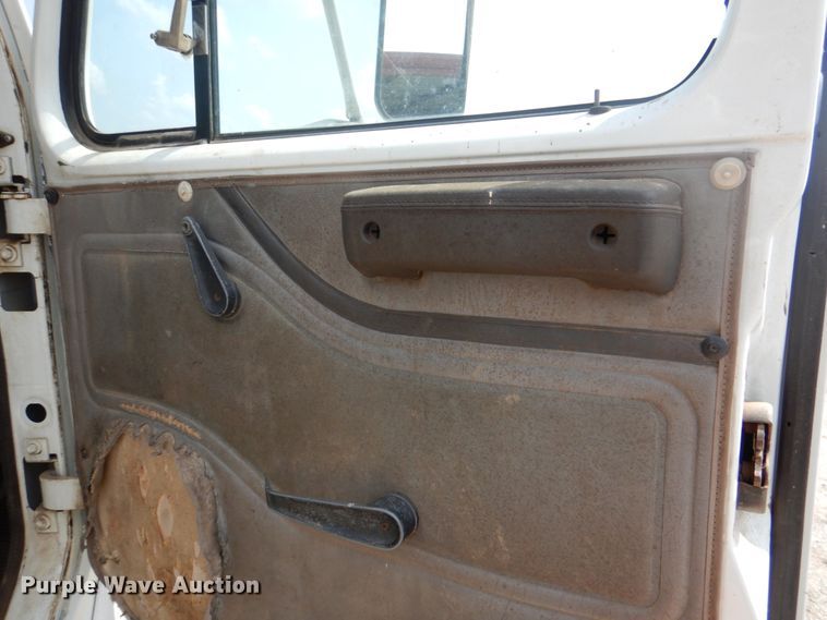 image for item DL0533 1996 International 4700  digger derrick truck