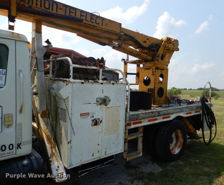 image for item DL0533 1996 International 4700  digger derrick truck