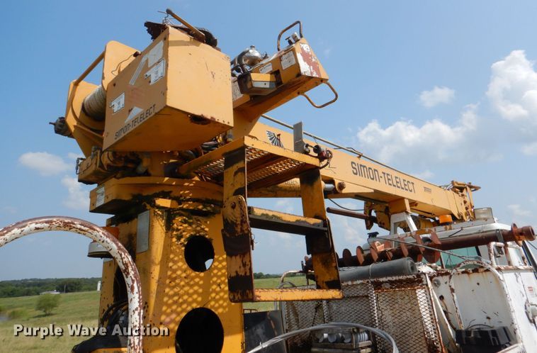 image for item DL0533 1996 International 4700  digger derrick truck