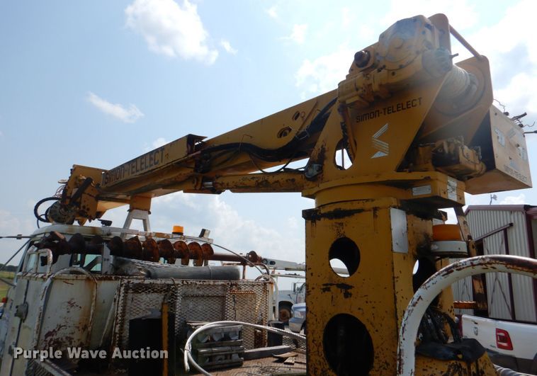 image for item DL0533 1996 International 4700  digger derrick truck