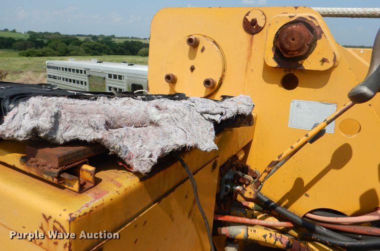 image for item DL0533 1996 International 4700  digger derrick truck