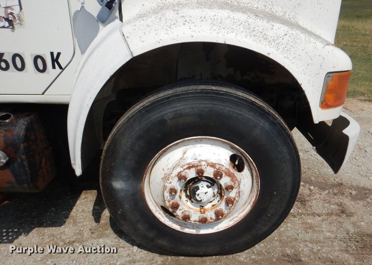 image for item DL0533 1996 International 4700  digger derrick truck