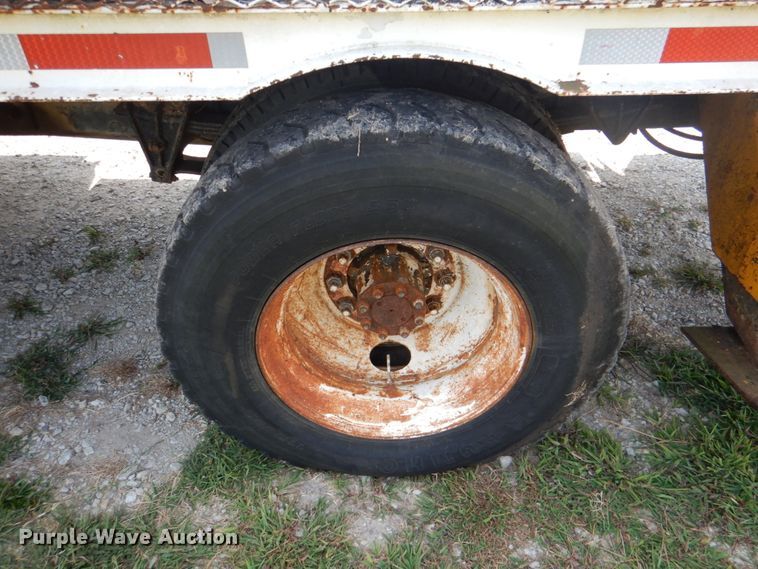 image for item DL0533 1996 International 4700  digger derrick truck