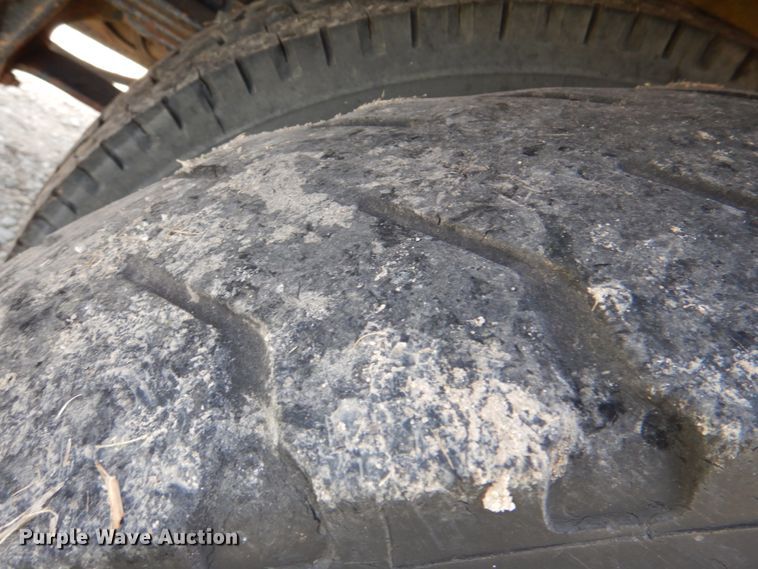 image for item DL0533 1996 International 4700  digger derrick truck