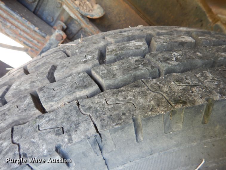 image for item DL0533 1996 International 4700  digger derrick truck