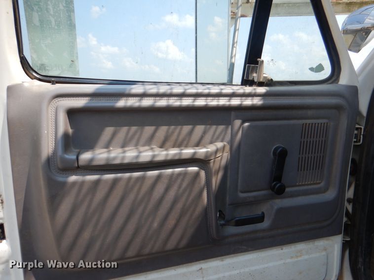 image for item DL0534 1996 Ford F800  bucket truck