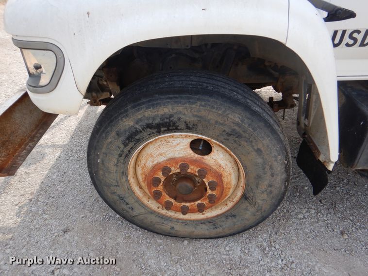 image for item DL0534 1996 Ford F800  bucket truck