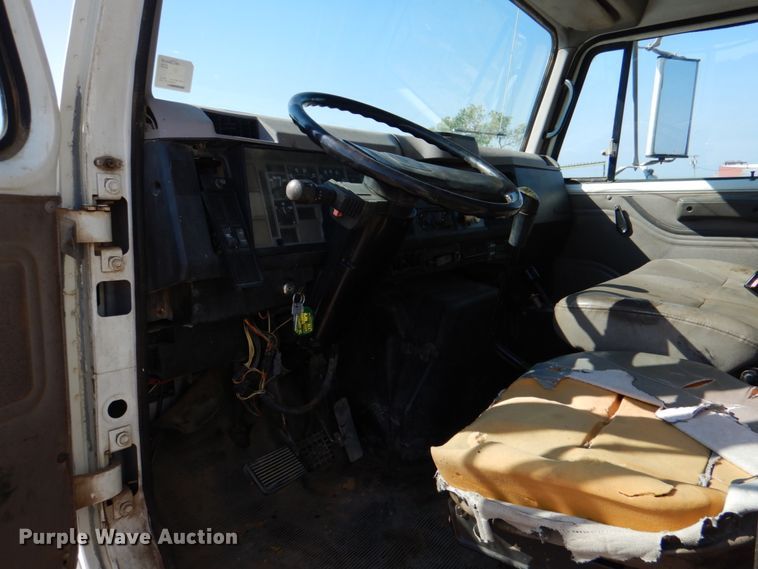 image for item DM3863 1998 International 4900  dump truck