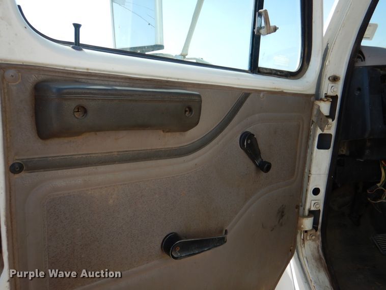 image for item DM3863 1998 International 4900  dump truck