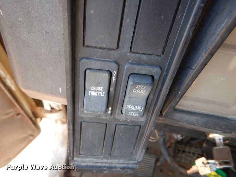 image for item DM3863 1998 International 4900  dump truck