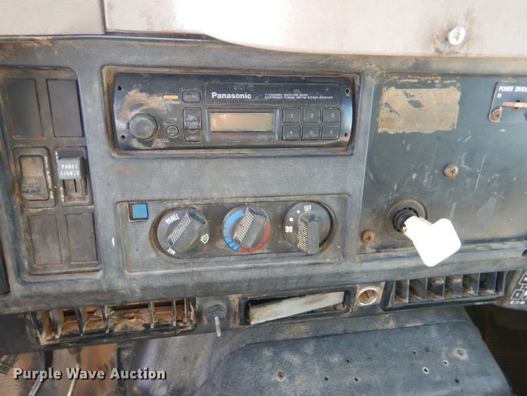 image for item DM3863 1998 International 4900  dump truck