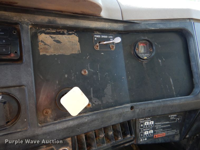 image for item DM3863 1998 International 4900  dump truck