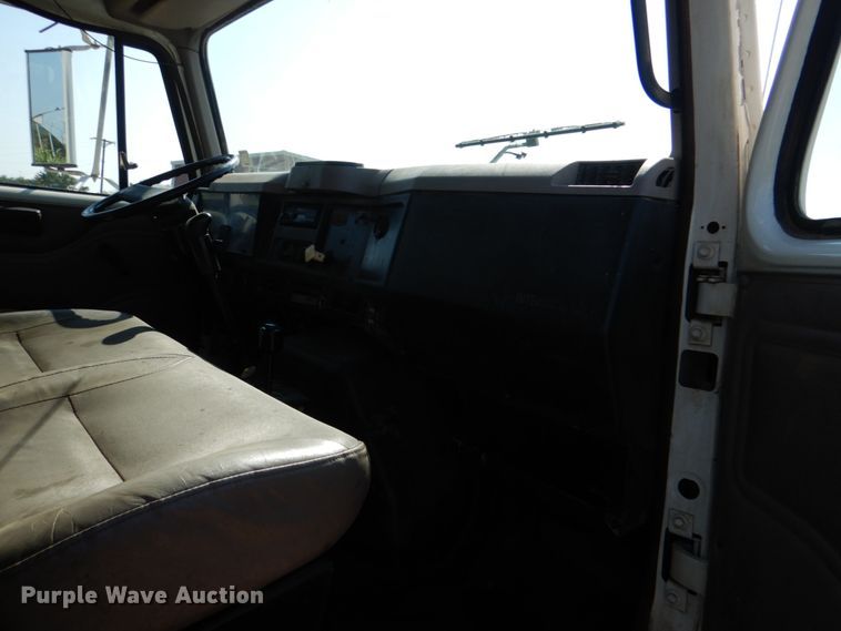 image for item DM3863 1998 International 4900  dump truck