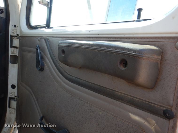 image for item DM3863 1998 International 4900  dump truck