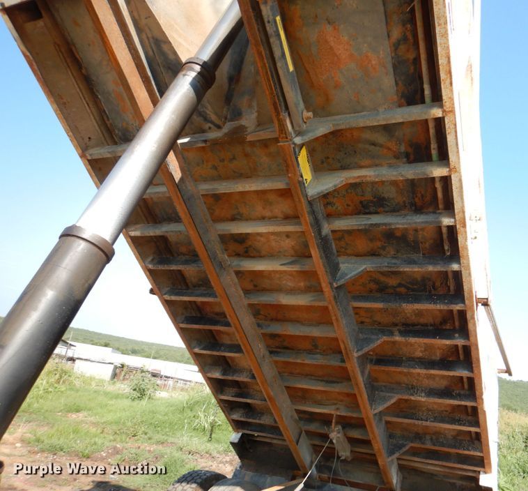 image for item DM3863 1998 International 4900  dump truck