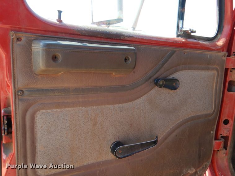 image for item DM3864 2000 International 4900  dump truck