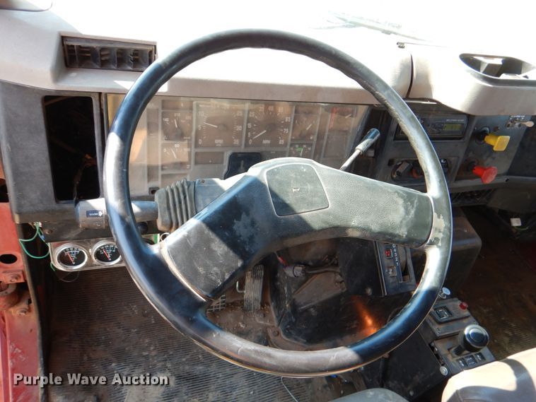 image for item DM3864 2000 International 4900  dump truck