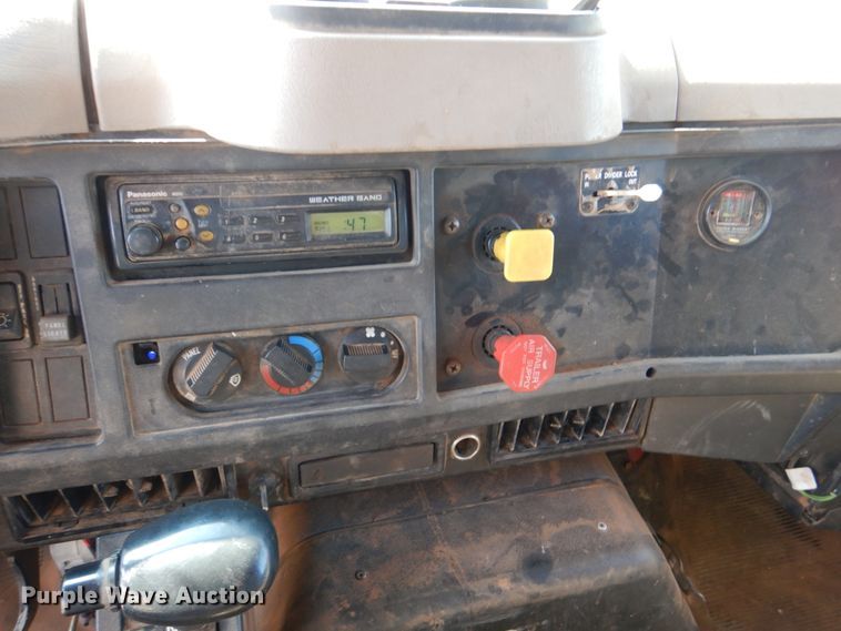 image for item DM3864 2000 International 4900  dump truck