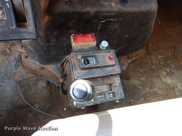 image for item DM3864 2000 International 4900  dump truck