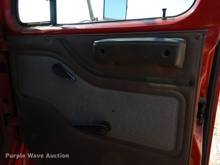 image for item DM3864 2000 International 4900  dump truck