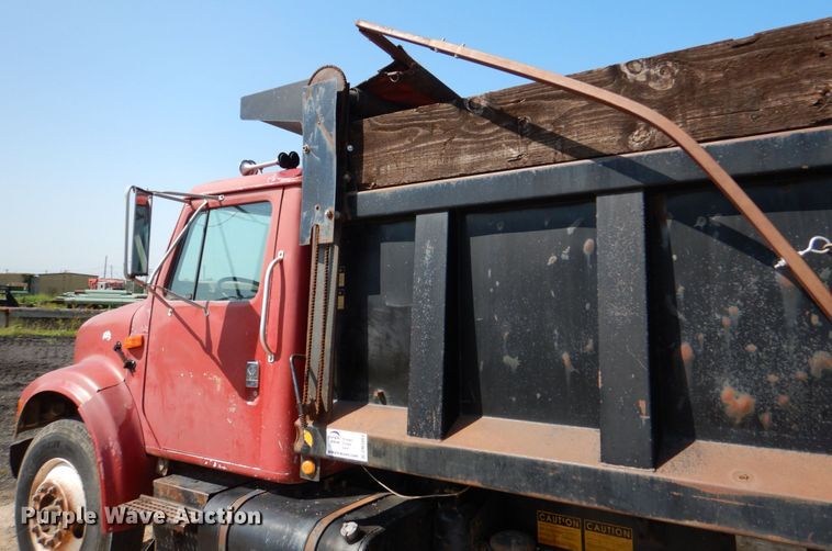 image for item DM3864 2000 International 4900  dump truck