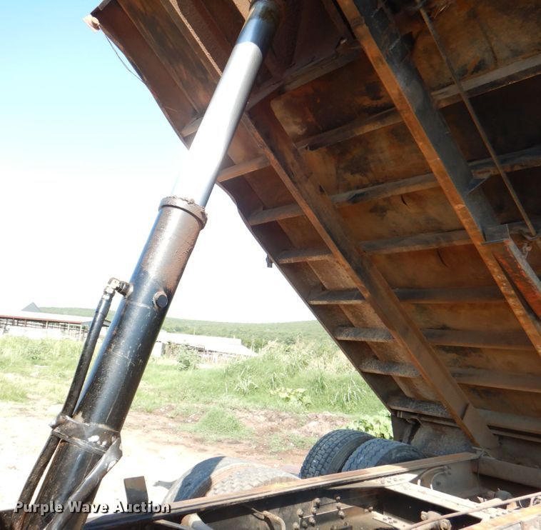 image for item DM3864 2000 International 4900  dump truck
