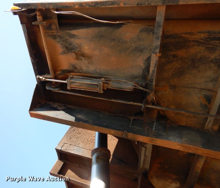 image for item DM3864 2000 International 4900  dump truck