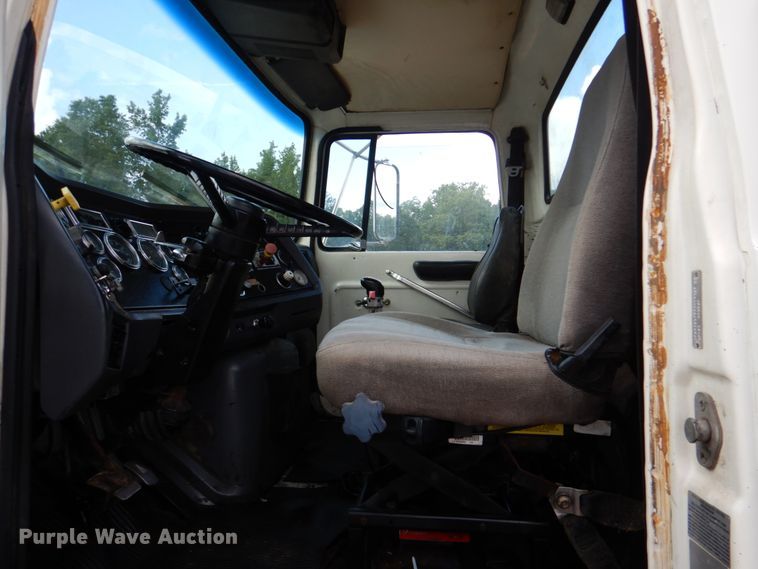 image for item DM3900 1995 Ford LTS9000  crane truck