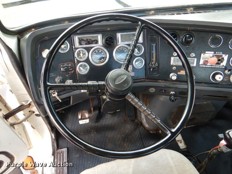 image for item DM3900 1995 Ford LTS9000  crane truck