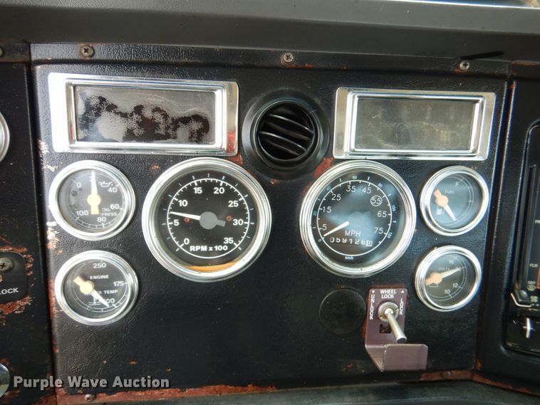 image for item DM3900 1995 Ford LTS9000  crane truck