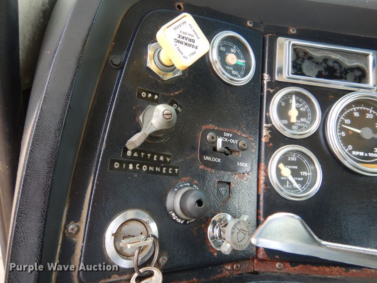 image for item DM3900 1995 Ford LTS9000  crane truck