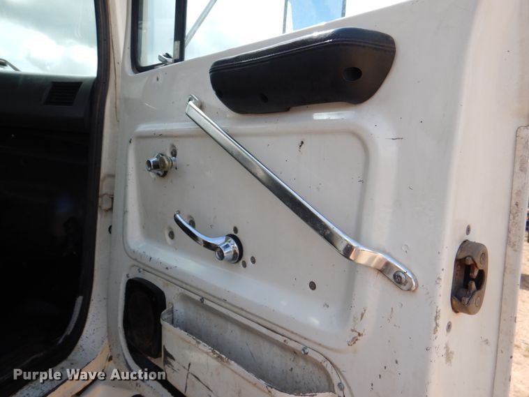 image for item DM3900 1995 Ford LTS9000  crane truck