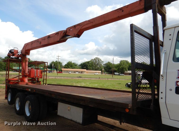 image for item DM3900 1995 Ford LTS9000  crane truck