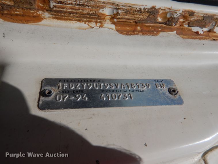 image for item DM3900 1995 Ford LTS9000  crane truck