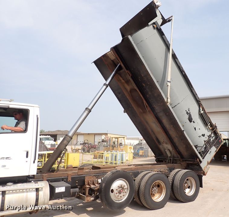 image for item DN1769 2000 Sterling LT9500  dump truck