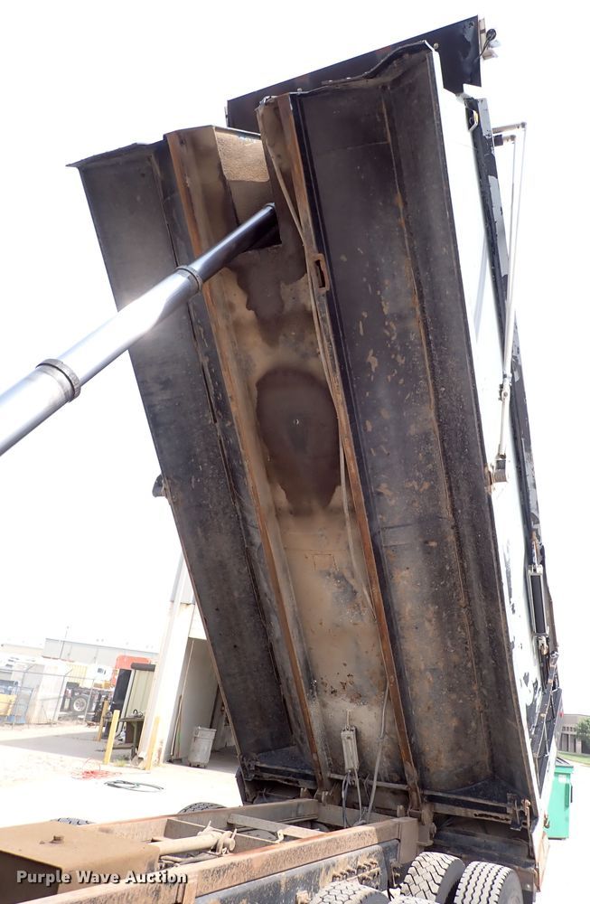 image for item DN1769 2000 Sterling LT9500  dump truck