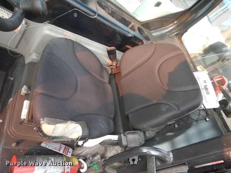 image for item HI9915 2018 Bobcat V519  telehandler