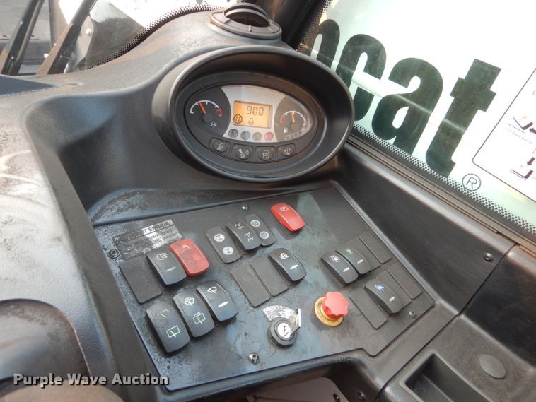 image for item HI9915 2018 Bobcat V519  telehandler